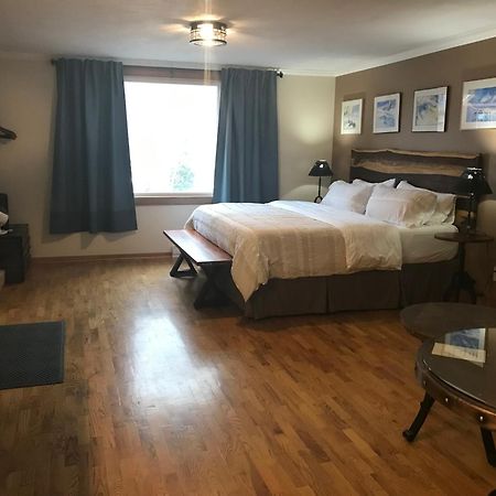 Canadian Rockies Inn - Adults Only Field Exterior photo